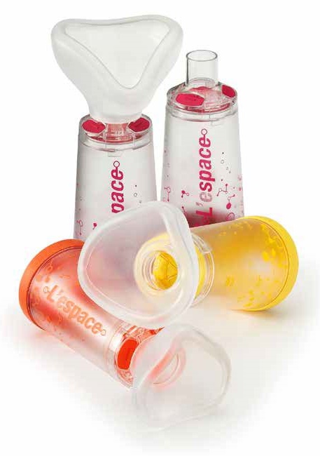 CAMERA DISTANZIATRICE PER EROGATORI SPRAY PREDOSATI L'ESPACE 220 ML PER ADULTI CON BOCCAGLIO VALVOLA INSPIRAZIONE 2 VALVOLE ESPIRAZIONE CODICE COLORE MAGENTA - Farma Nice