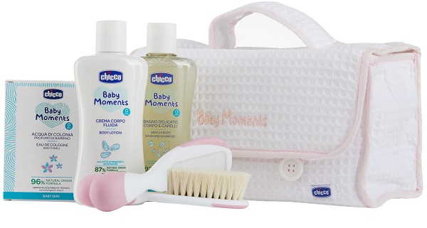 CHICCO BABY MOMENTS BEAUTY MANIGLIA ROSA BAGNO DELICATO CORPO-CAPELLI PELLI DELICATE 200 ML + CREMA CORPO PELLI DELICATE 200 ML + ACQUA DI COLONIA BABY SMELL PELLI DELICATE 100 ML - Farma Nice
